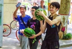 学校上课吃瓜,揭秘学校上课吃瓜的趣味瞬间