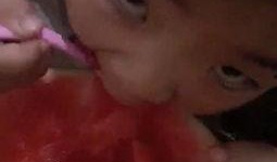 小孩吃瓜唱歌视频,小宝贝吃瓜唱歌萌态十足