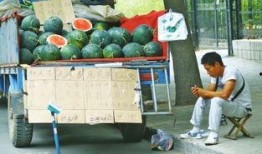 街边看吃瓜,品味人间烟火气