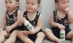 小孩吃瓜唱歌视频,小宝贝吃瓜唱歌萌态十足