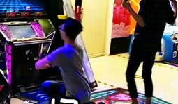 美女吃瓜跳舞视频,美女热舞演绎夏日风情